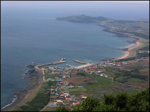 멀리 송악산과 사계리 해안도로가 보이는군요. 